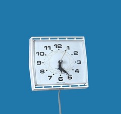 Off-White Westclox Vintage Kitchen Wall Clock; “Melody” Model; Works; Flaws